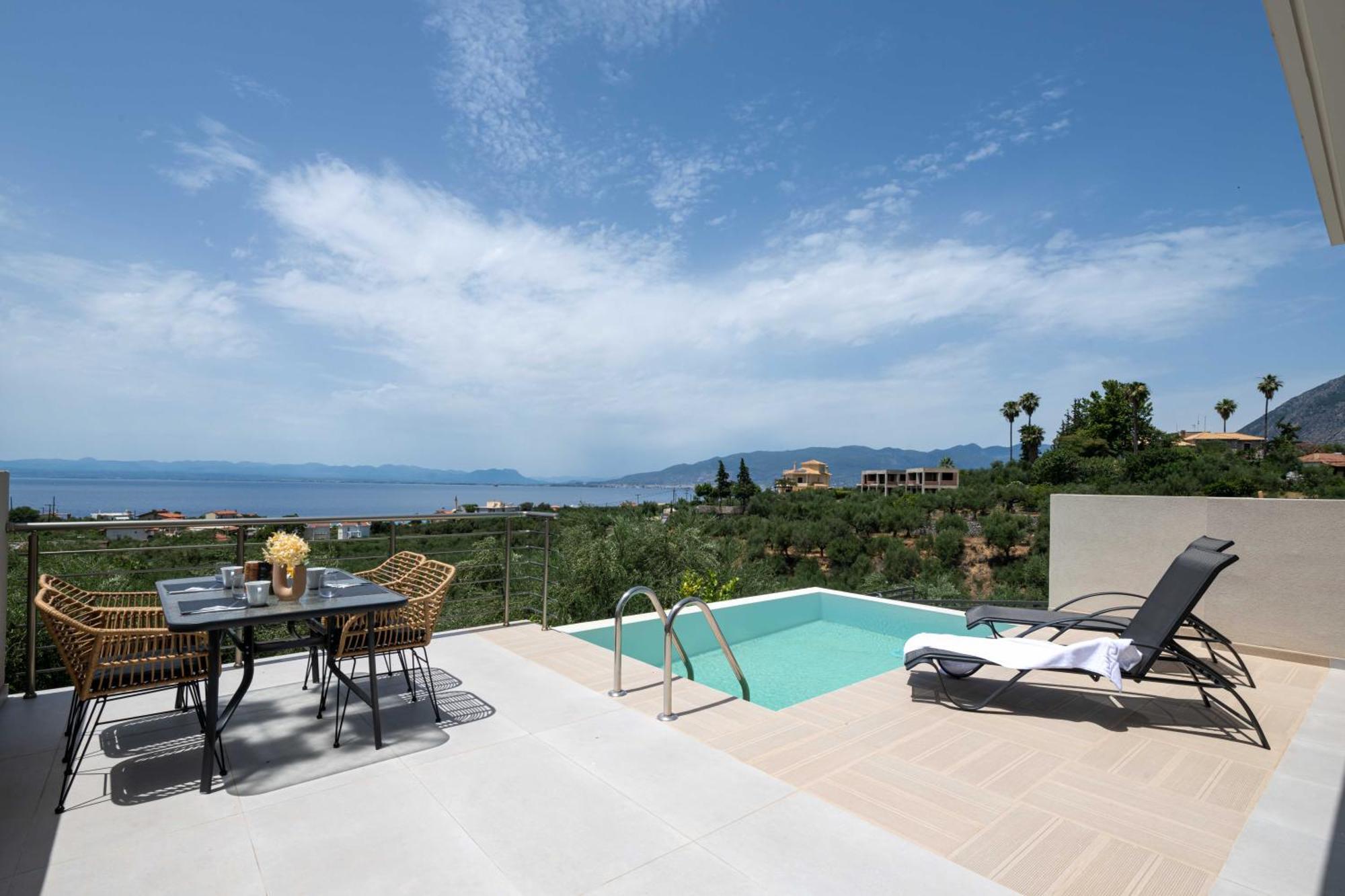 A V Luxury With Private Pools Kalamata