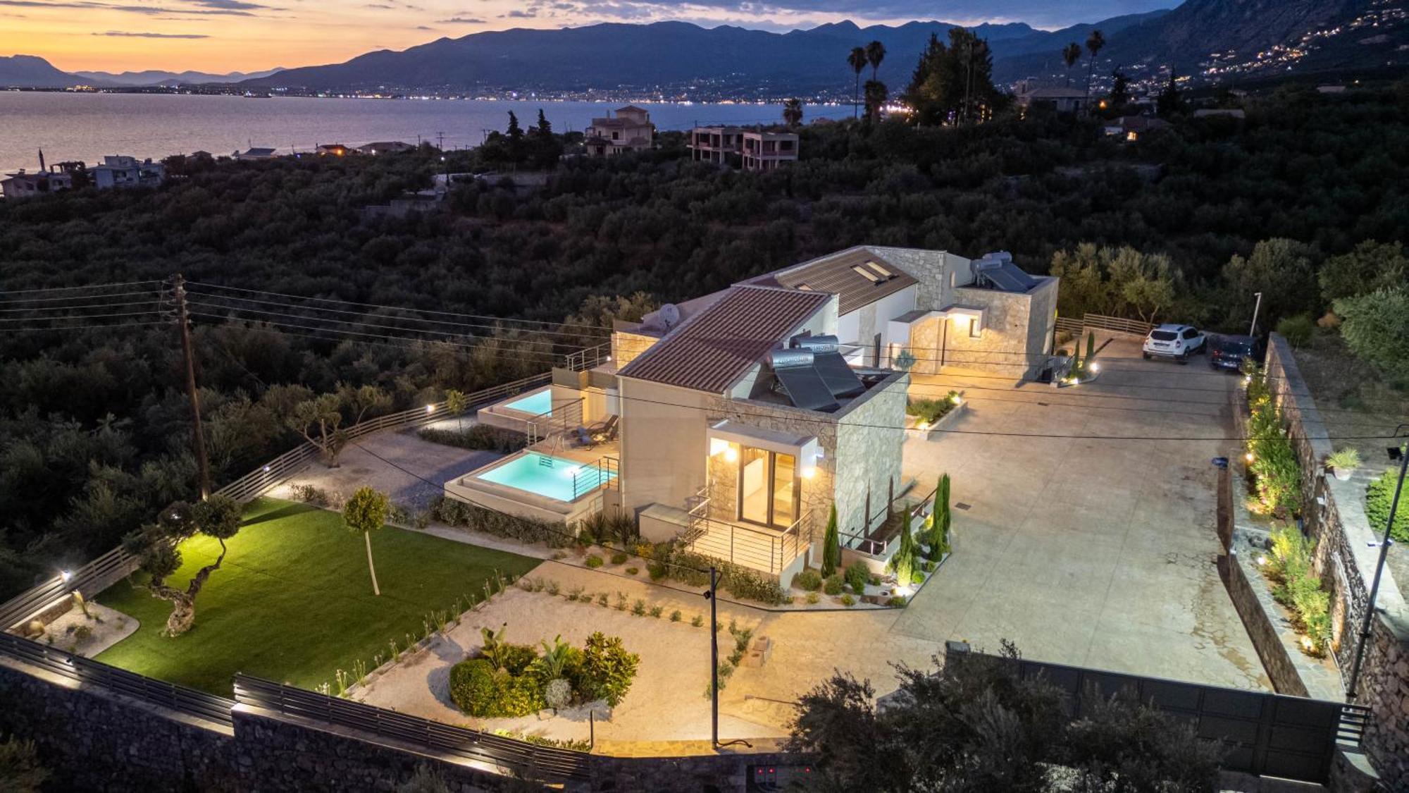 A V Luxury With Private Pools Apartment *