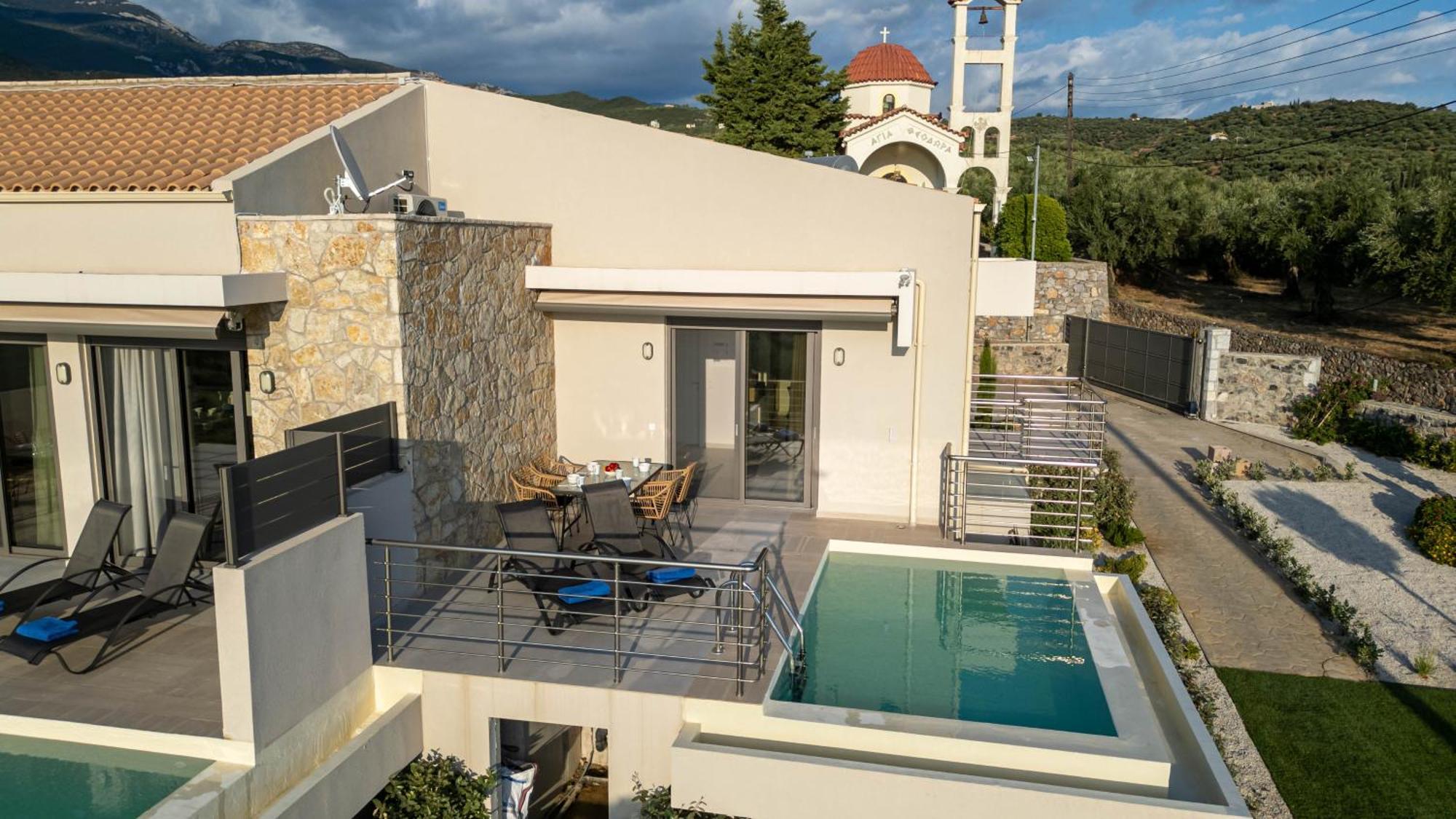 A V Luxury With Private Pools Kalamata