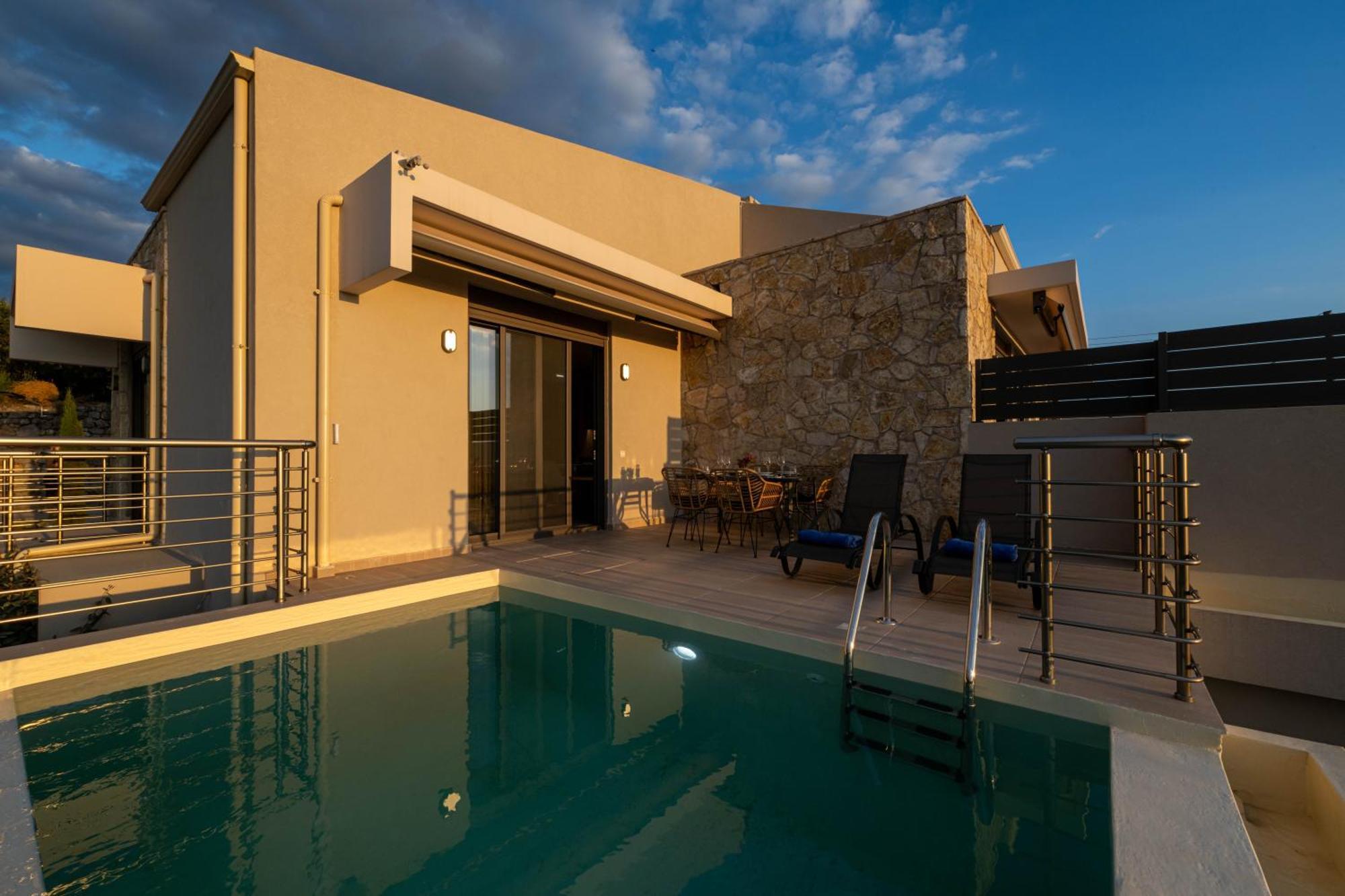 A V Luxury With Private Pools