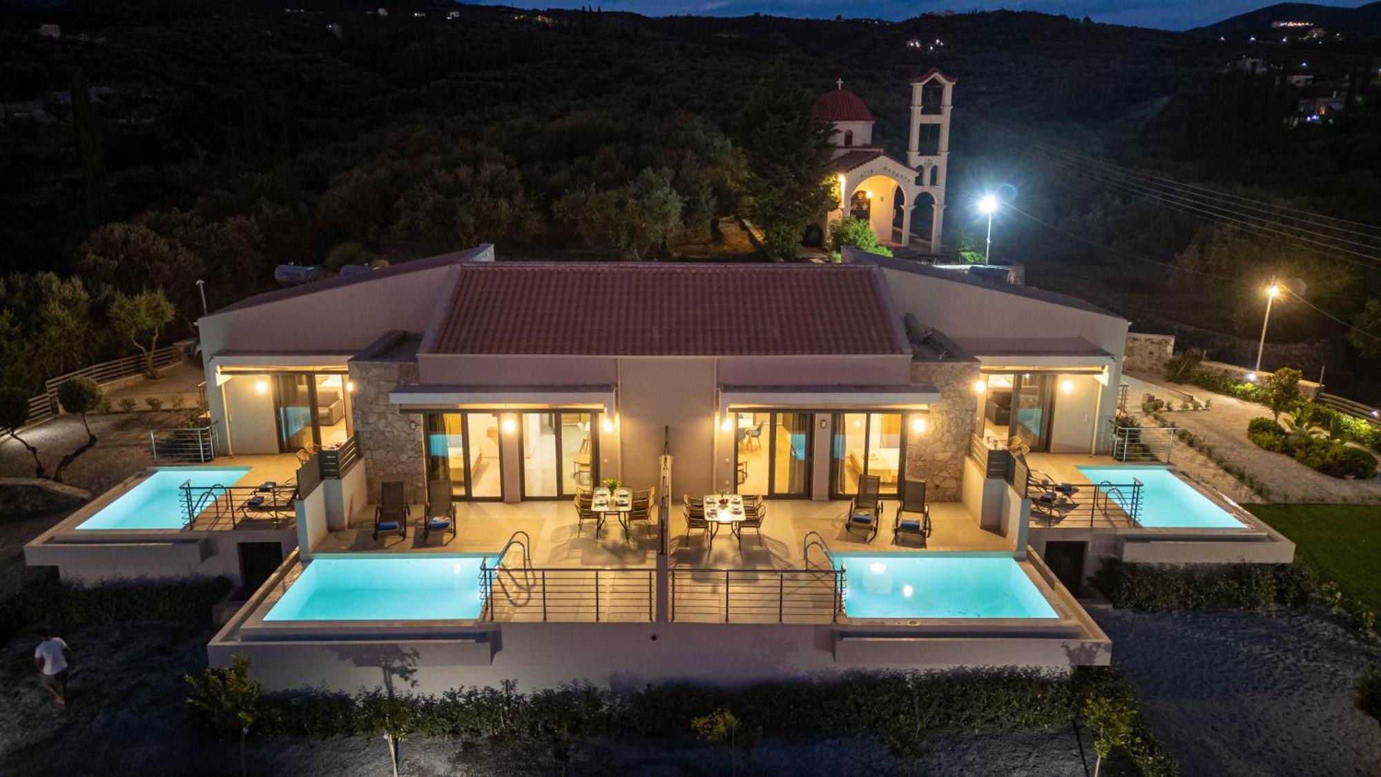 A V Luxury With Private Pools
