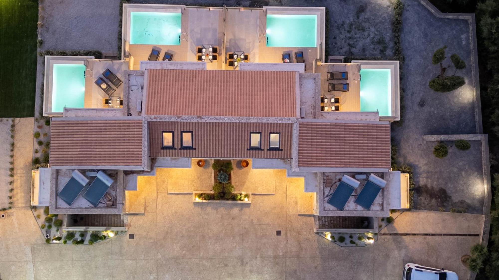 A V Luxury With Private Pools